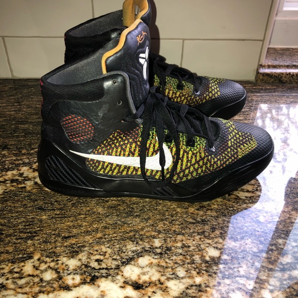 Kobe Bryant Nike’s - Picture 4 of 8